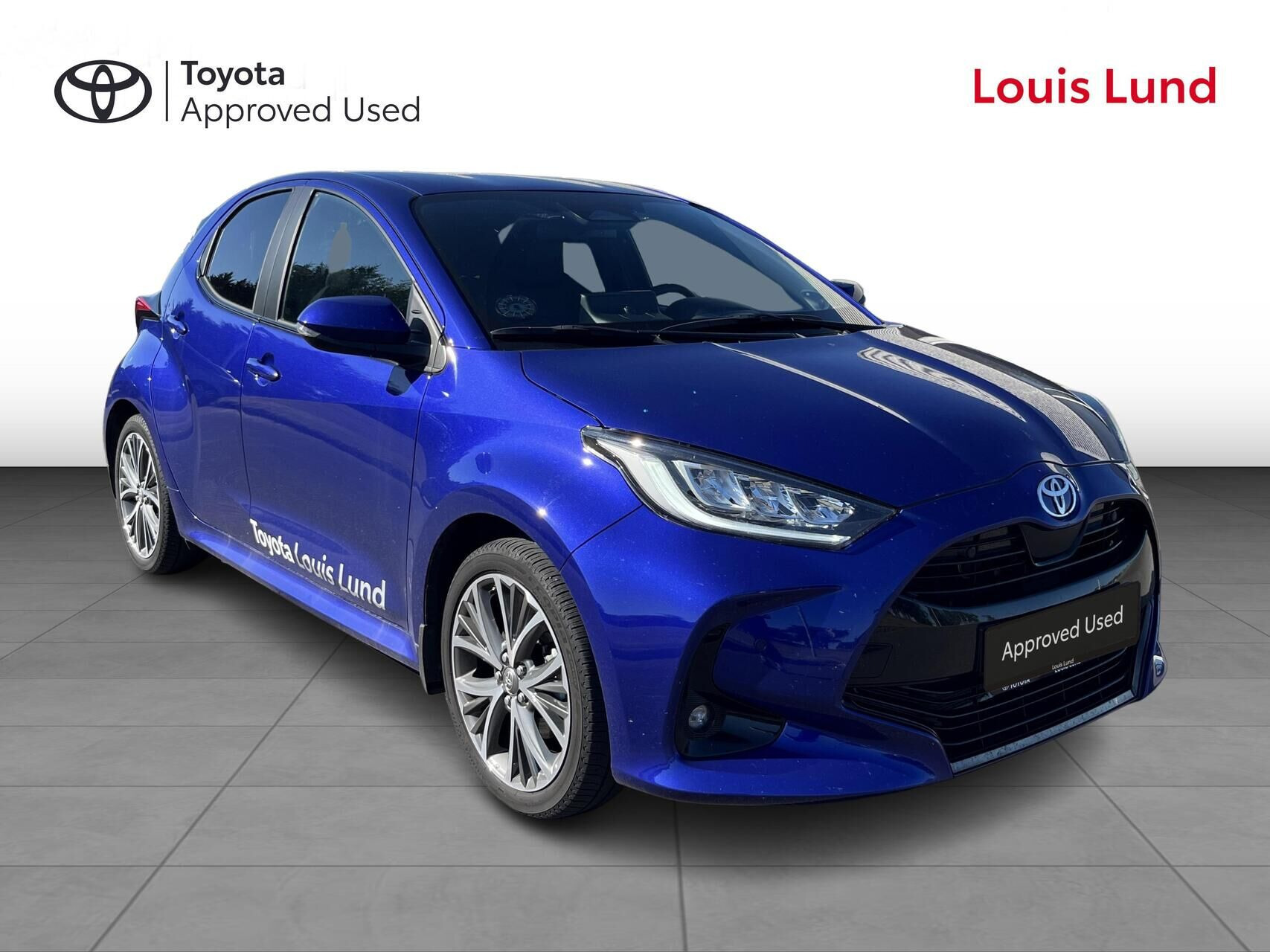 Blå Toyota Yaris fra 2024