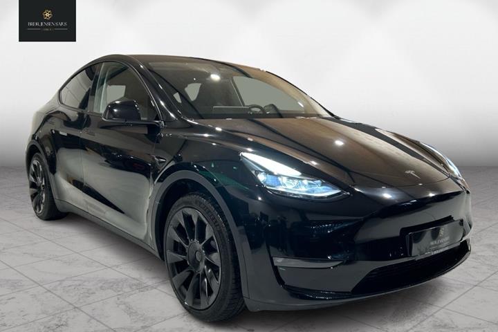 Sort Tesla Model Y fra 2023