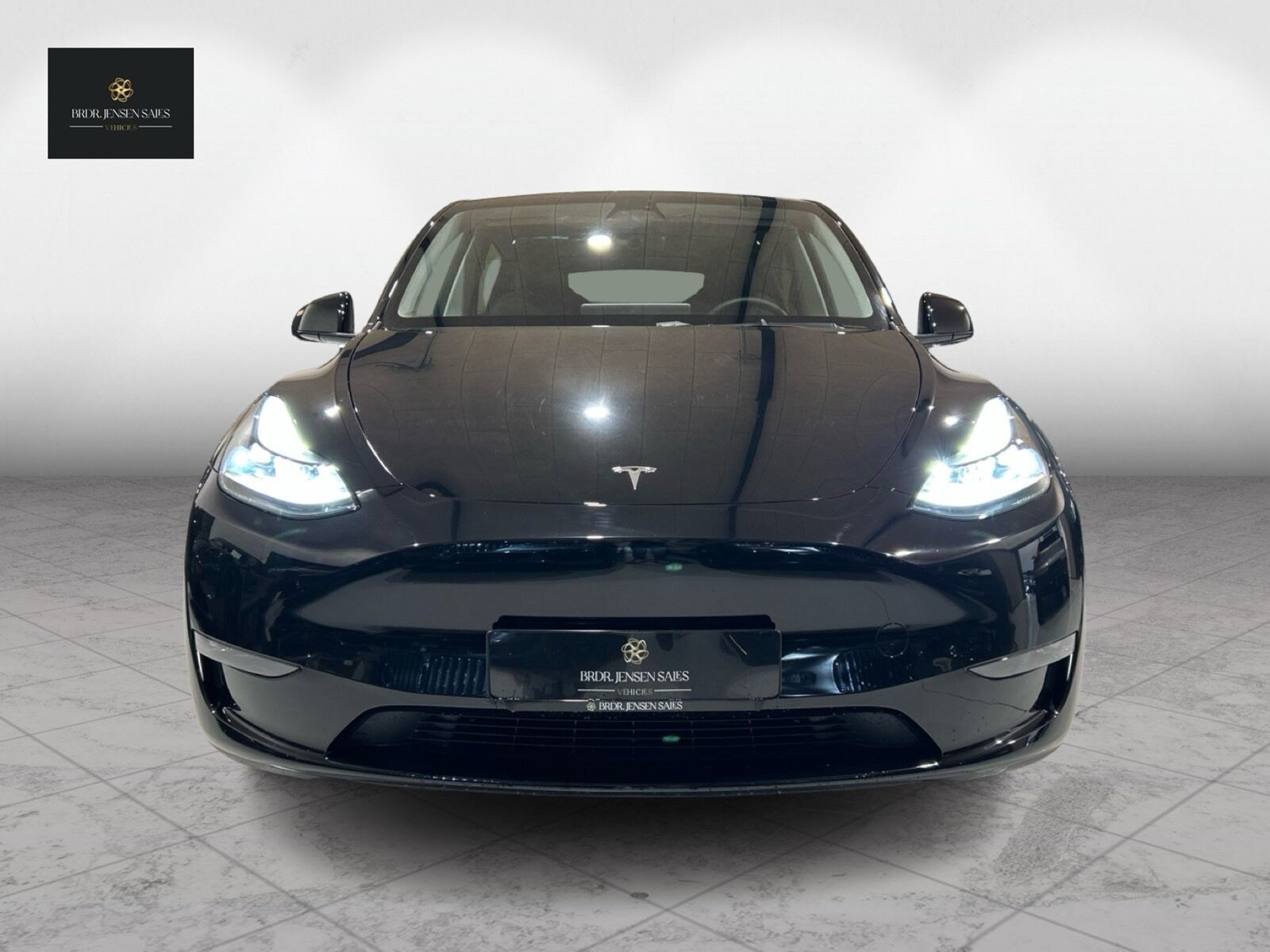 Sort Tesla Model Y fra 2023