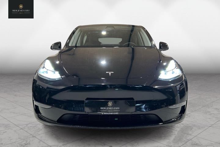 Sort Tesla Model Y fra 2023