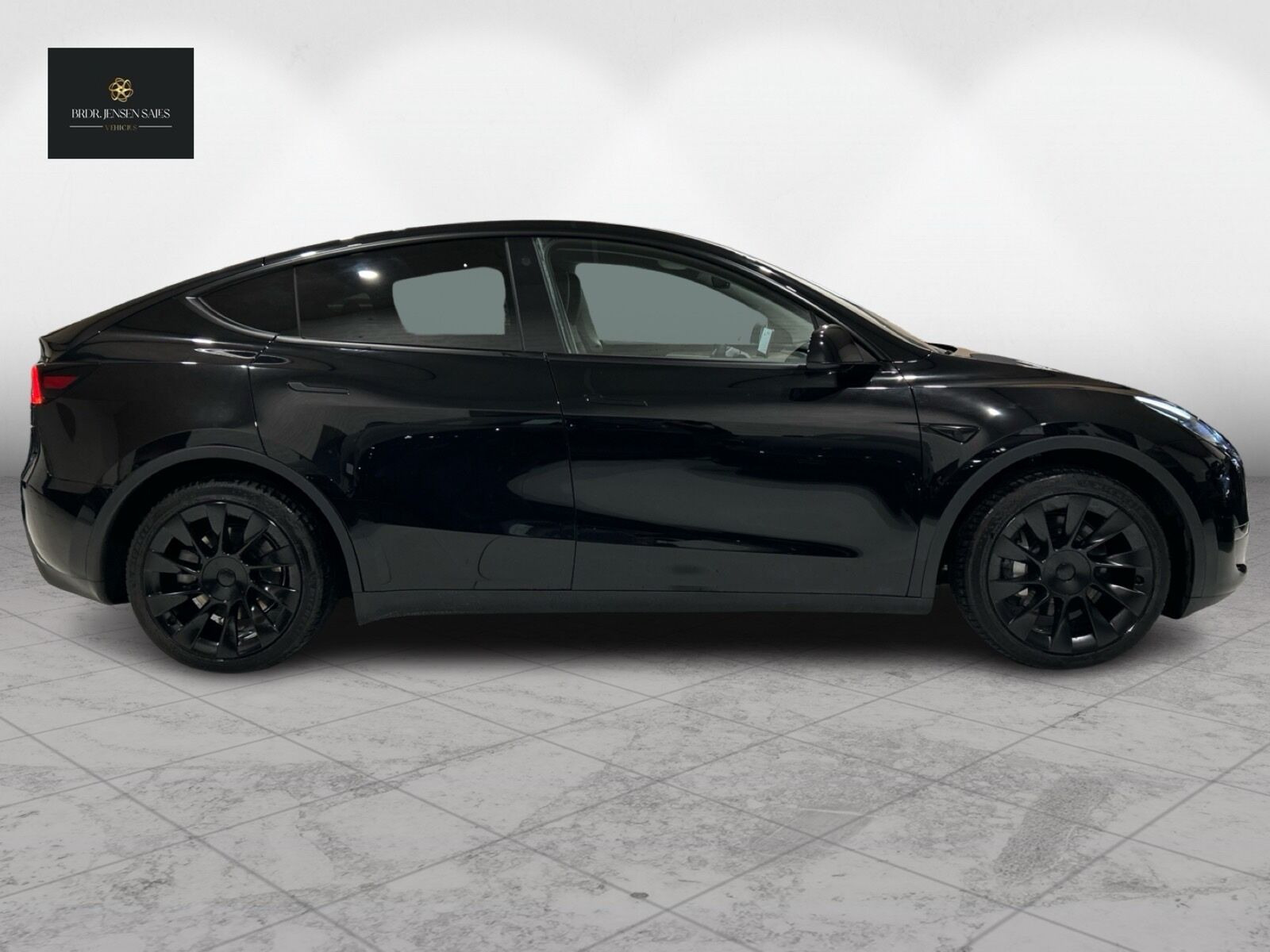 Sort Tesla Model Y fra 2023