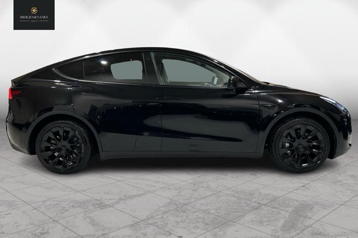 Sort Tesla Model Y fra 2023
