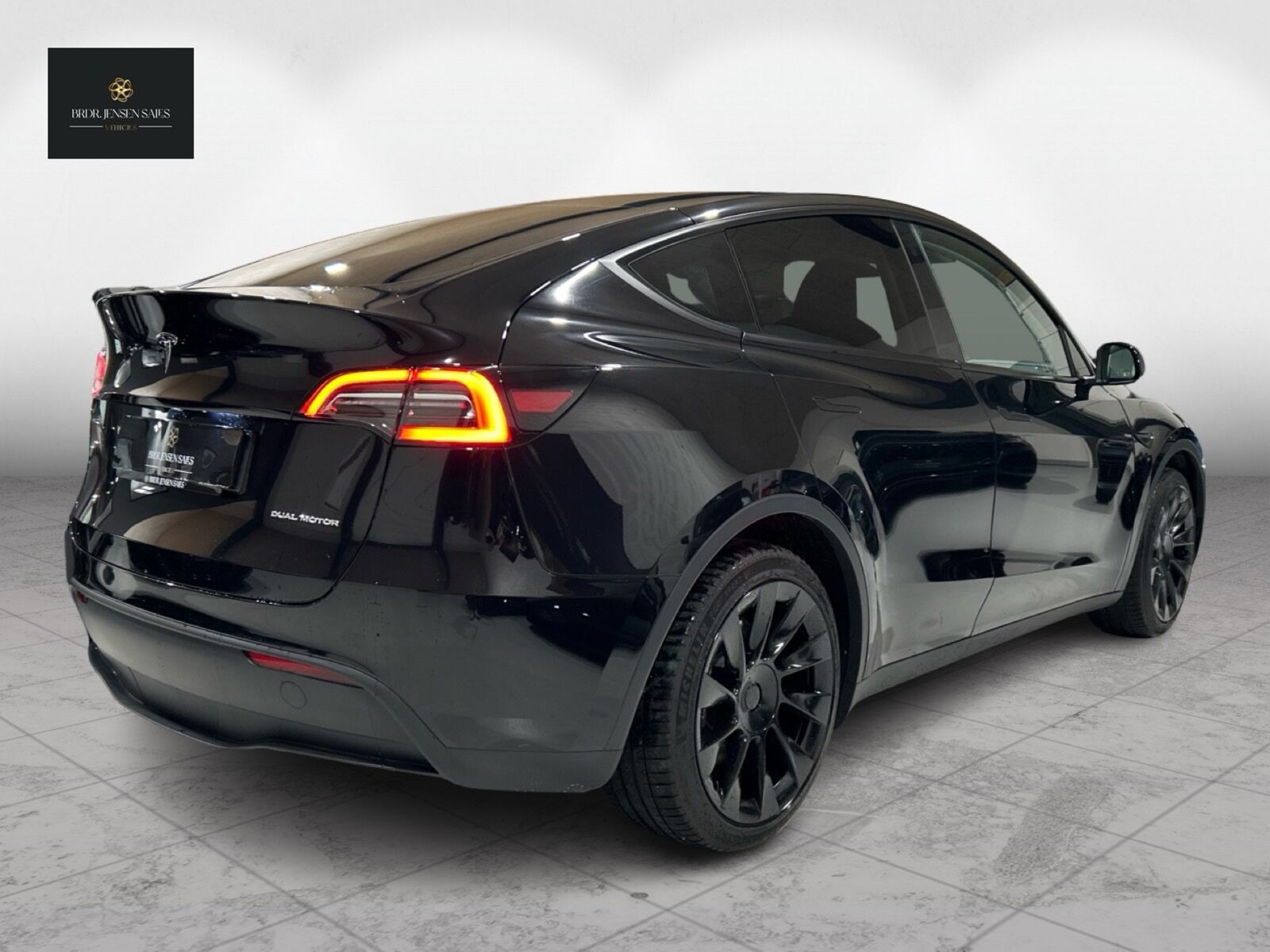 Sort Tesla Model Y fra 2023