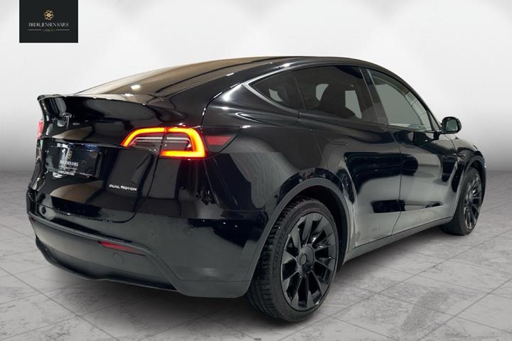 Sort Tesla Model Y fra 2023
