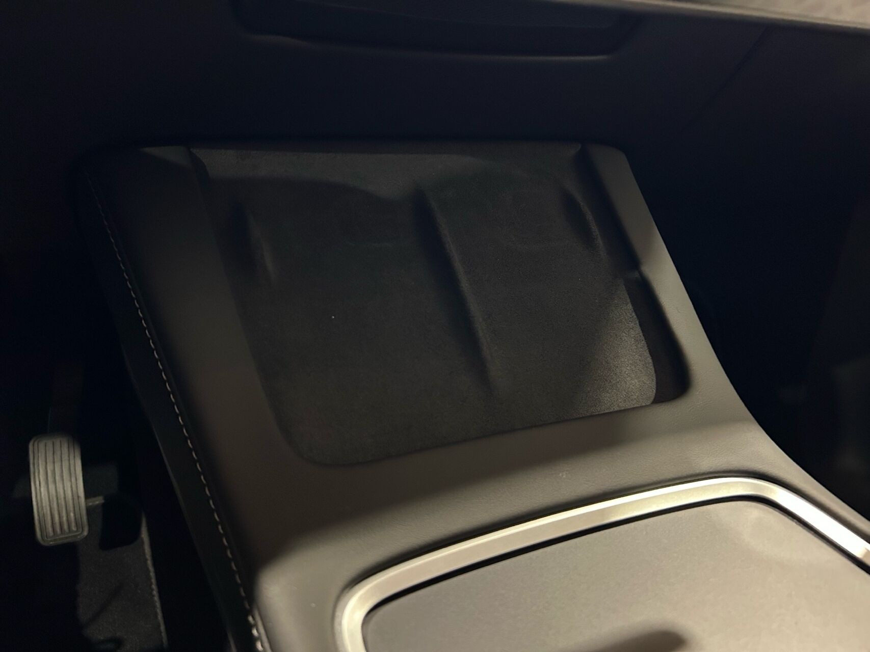 Sort Tesla Model Y fra 2023