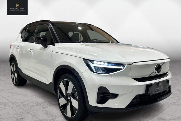 Hvid Volvo XC40 fra 2023 set udefra
