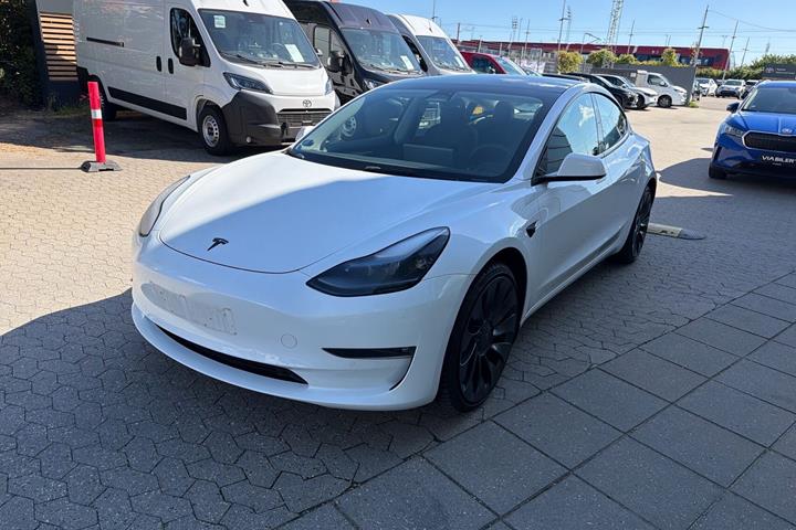 Hvid Tesla Model 3 fra 2022