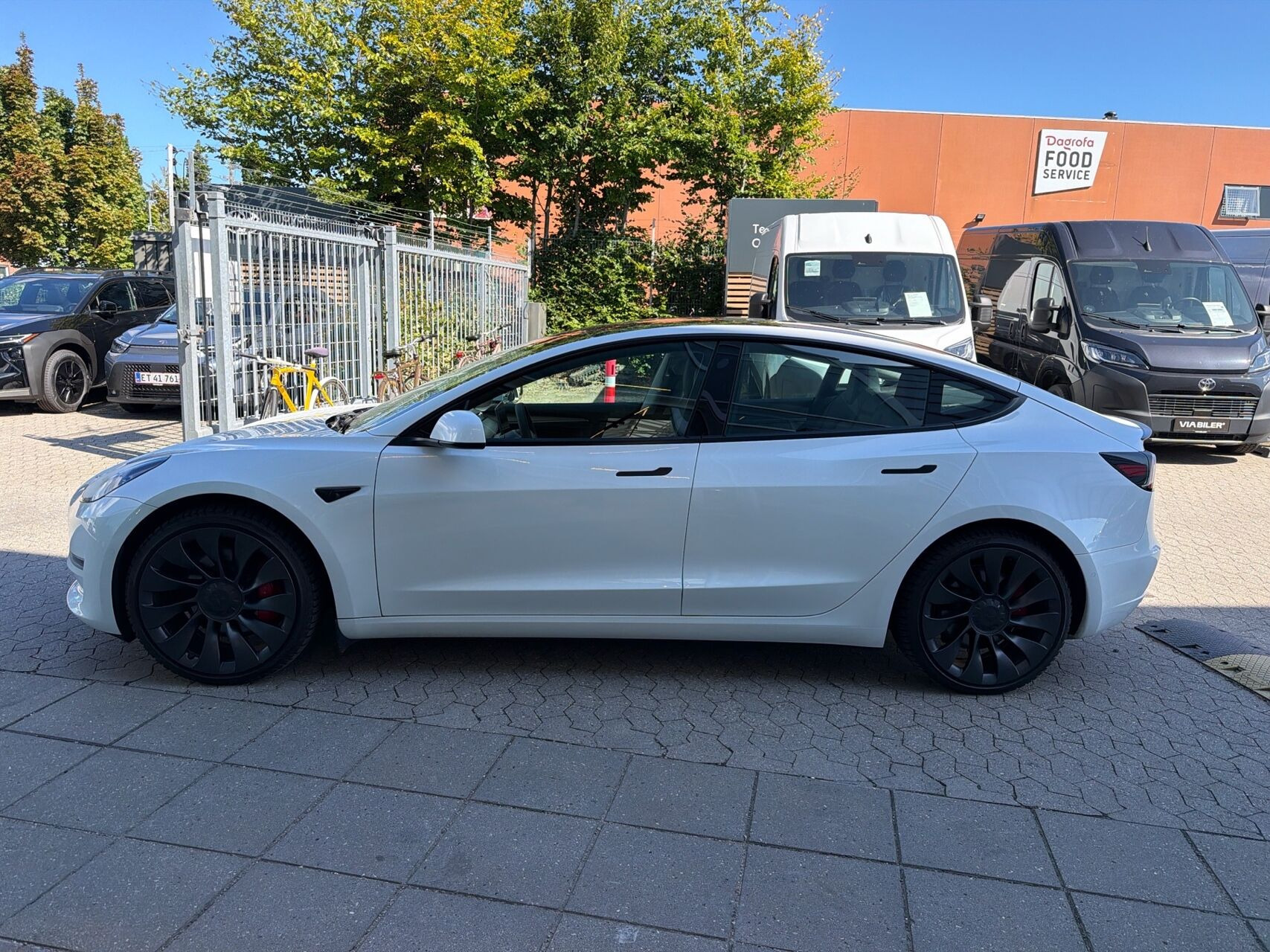 Hvid Tesla Model 3 fra 2022
