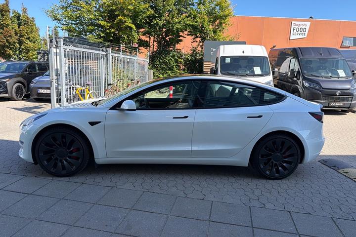 Hvid Tesla Model 3 fra 2022