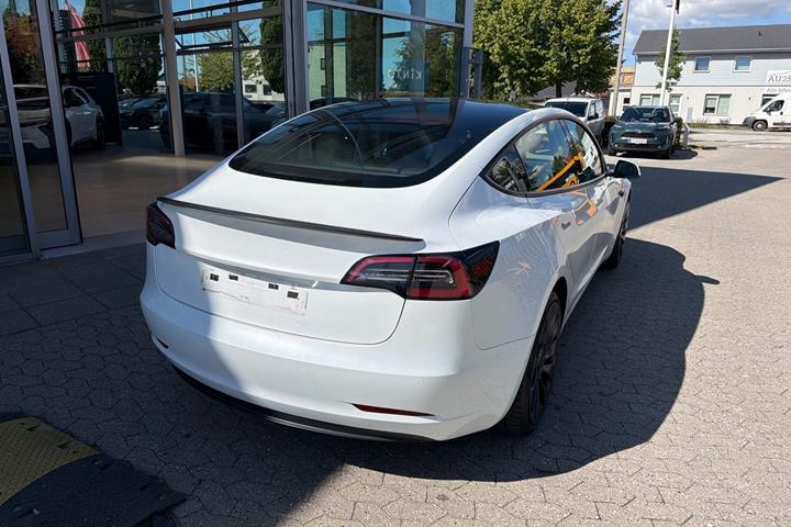 Hvid Tesla Model 3 fra 2022