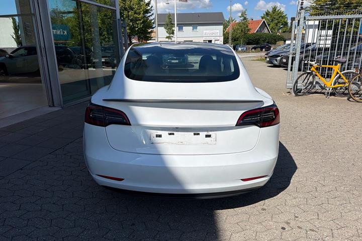 Hvid Tesla Model 3 fra 2022