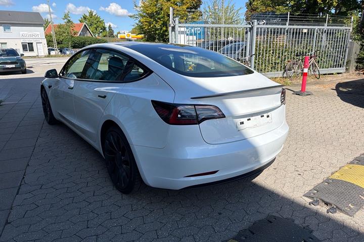 Hvid Tesla Model 3 fra 2022