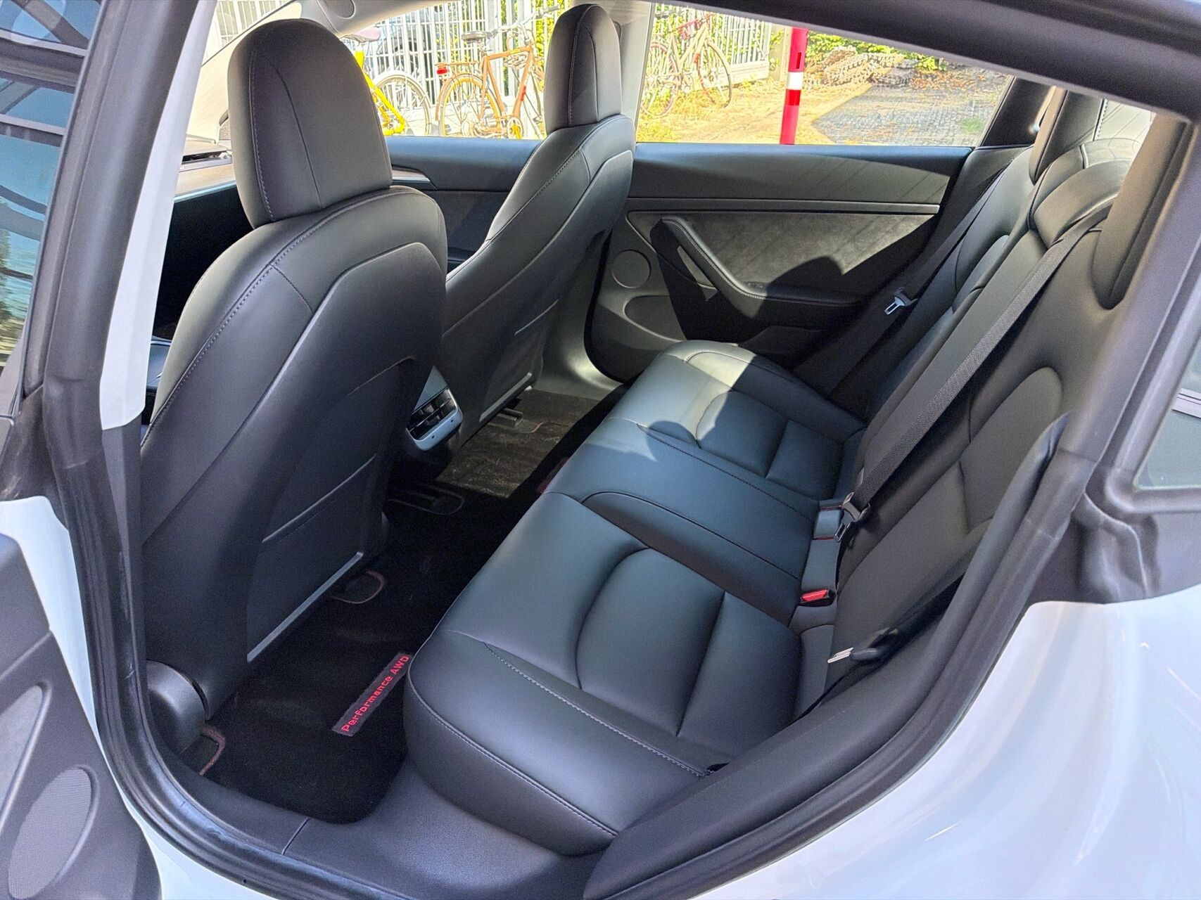 Hvid Tesla Model 3 fra 2022