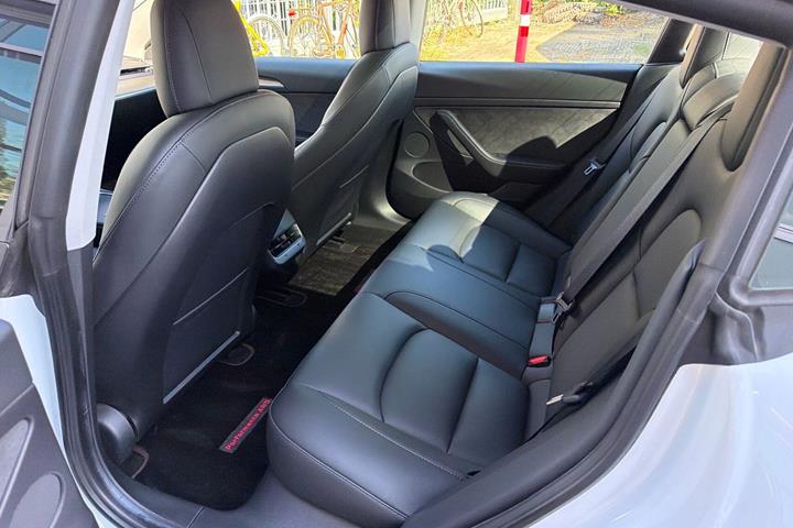 Hvid Tesla Model 3 fra 2022