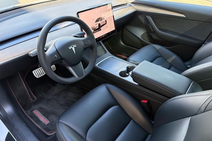 Hvid Tesla Model 3 fra 2022