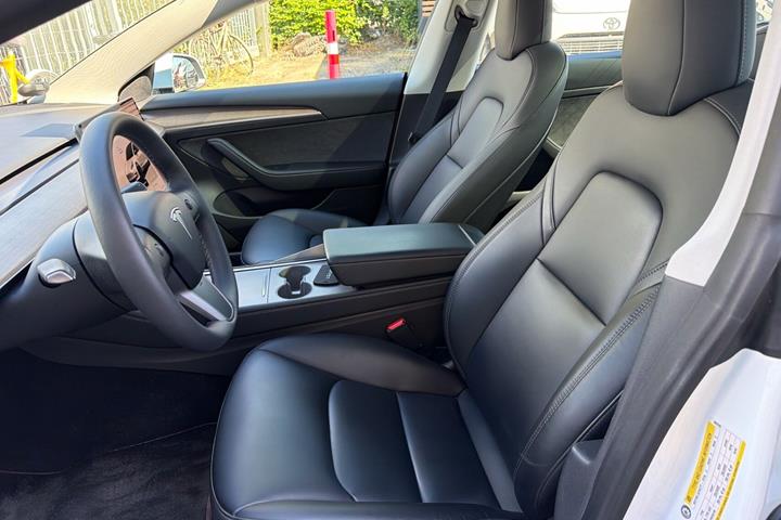 Hvid Tesla Model 3 fra 2022
