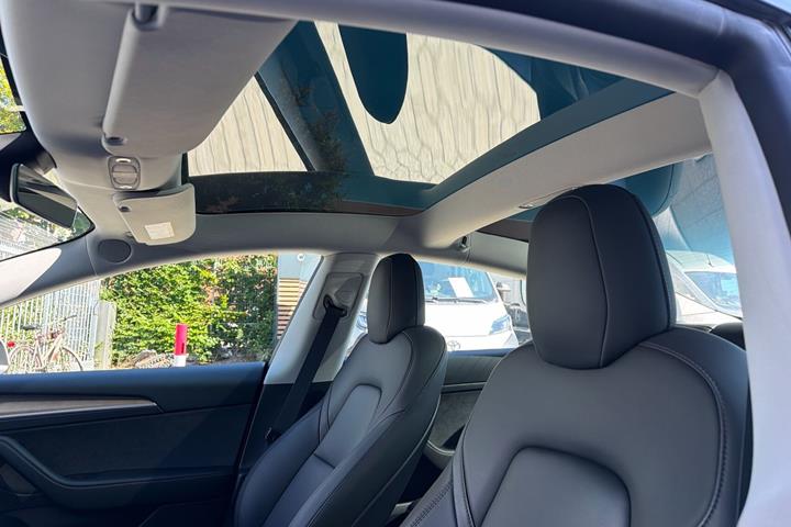 Hvid Tesla Model 3 fra 2022