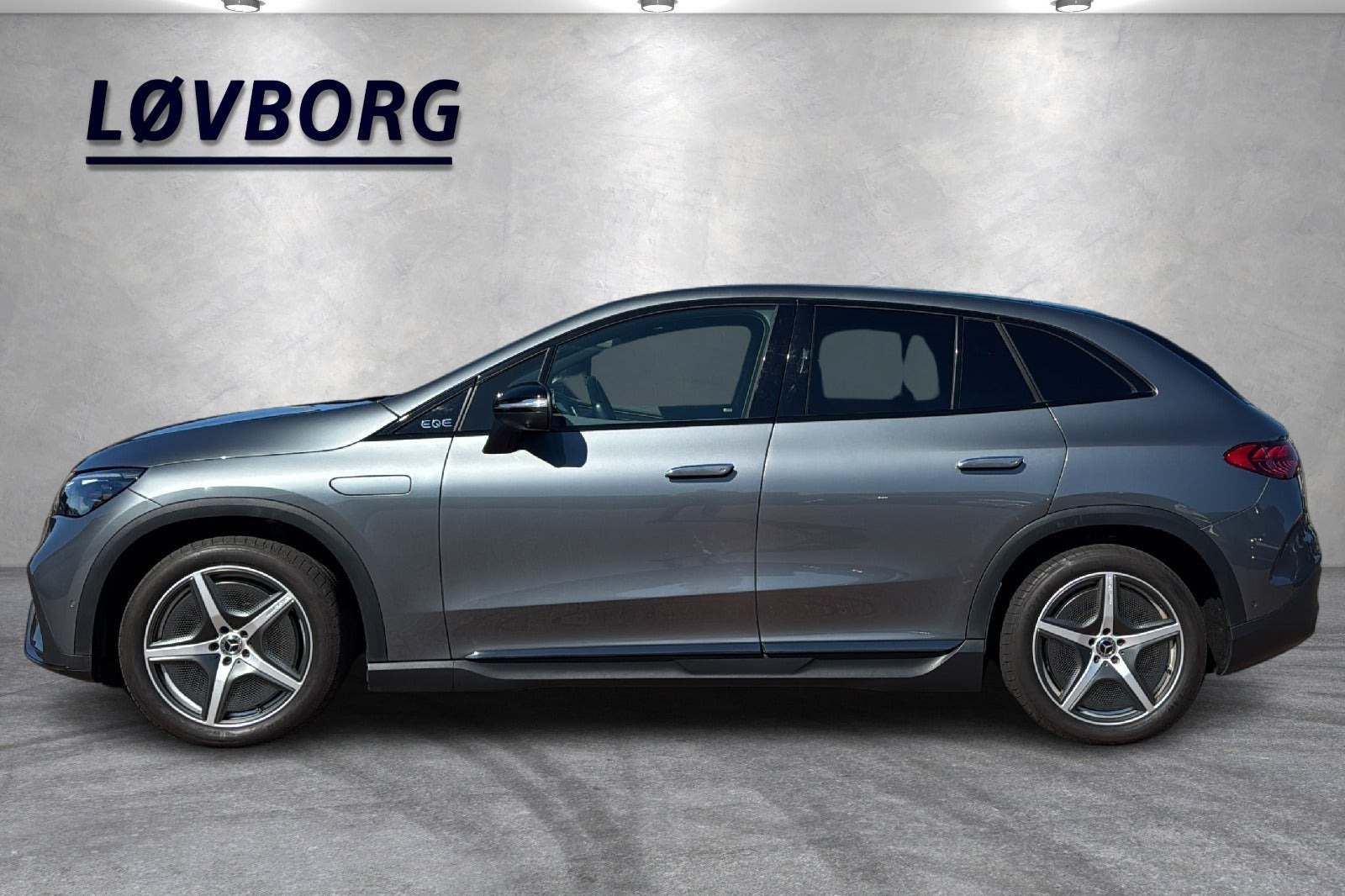 Grå Mercedes EQE350 SUV fra 2023