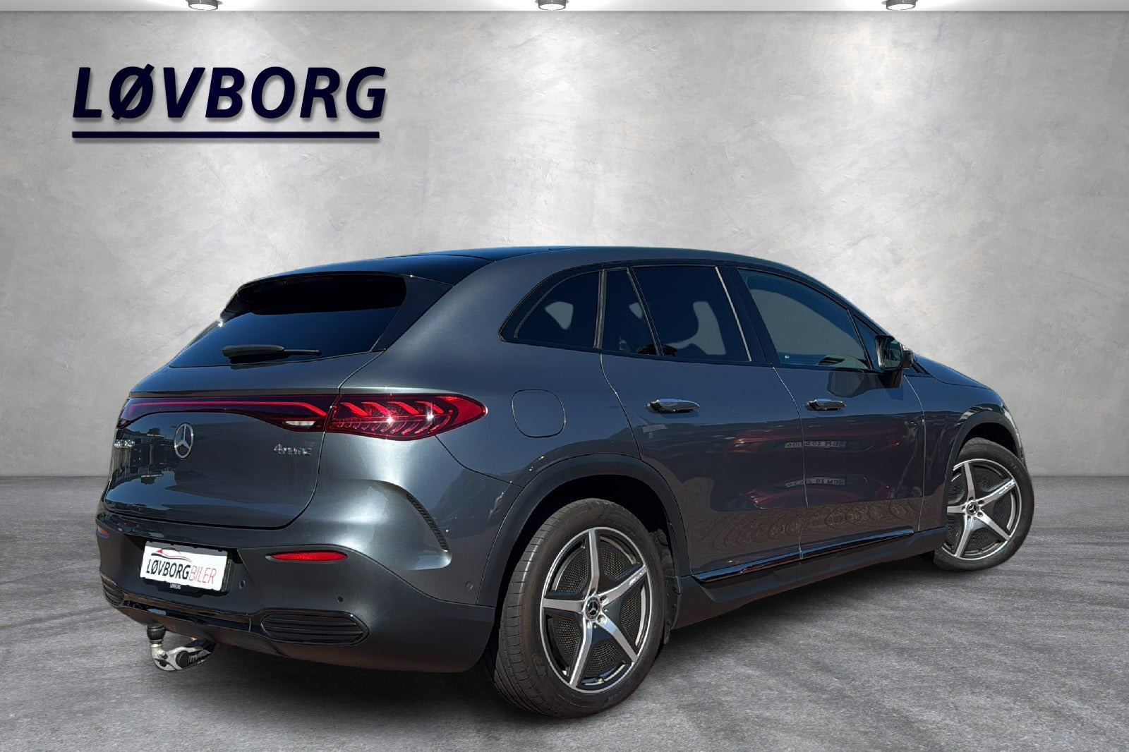 Grå Mercedes EQE350 SUV fra 2023