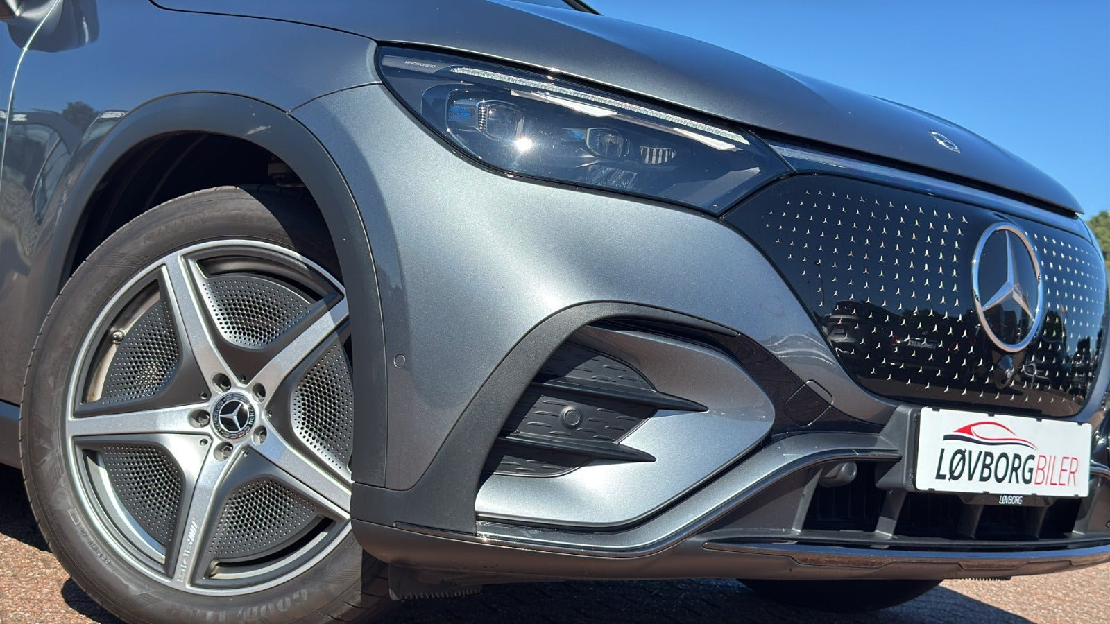 Grå Mercedes EQE350 SUV fra 2023
