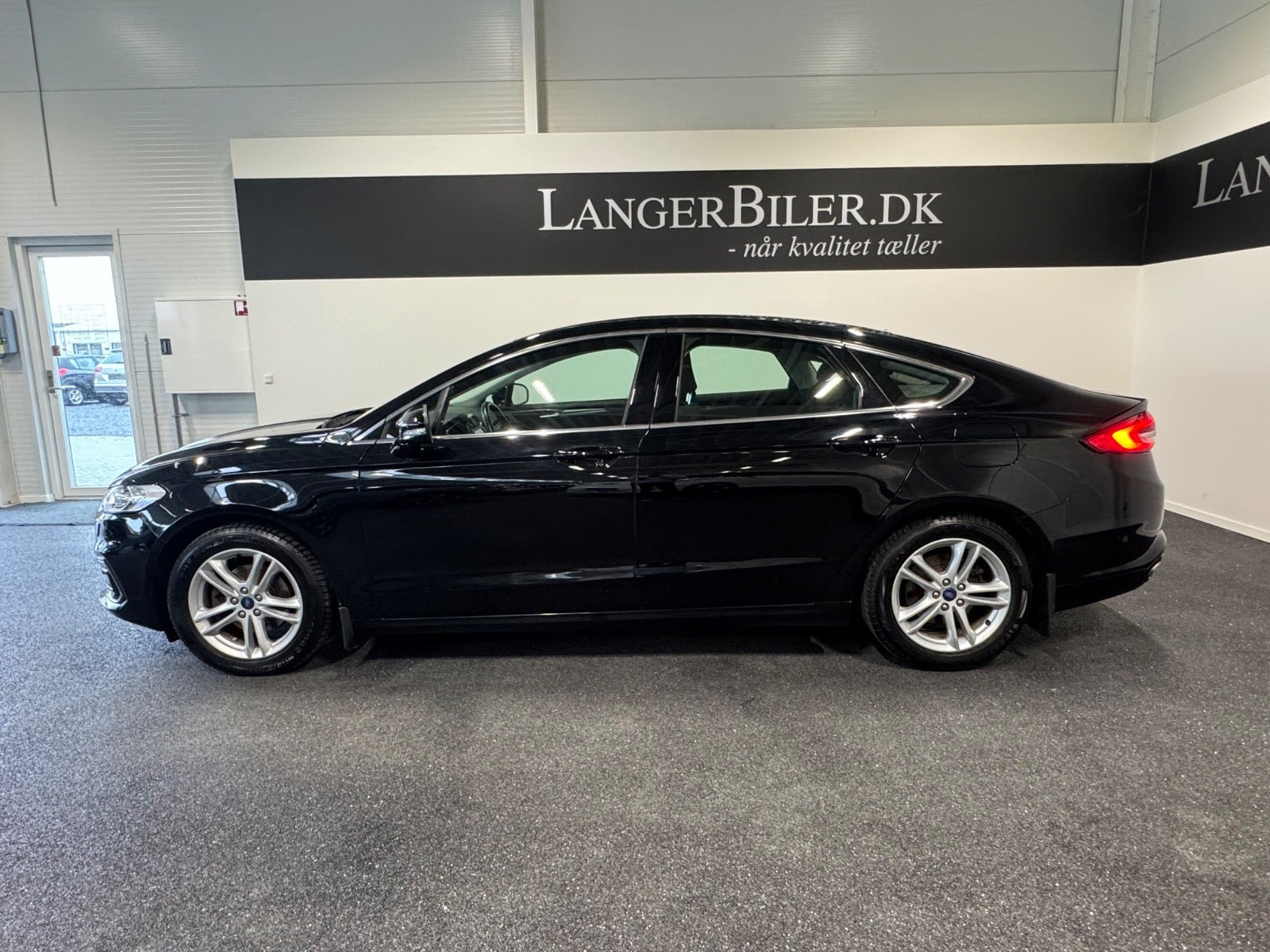 Sort Ford Mondeo fra 2019