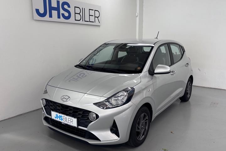 Sølv Hyundai i10 fra 2022 set udefra