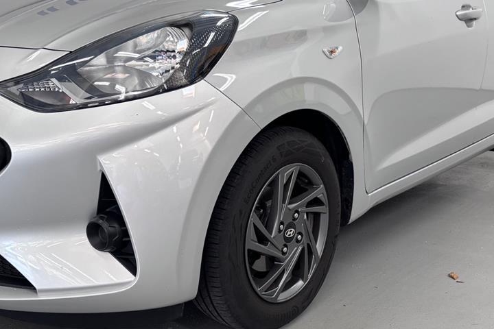Sølv Hyundai i10 fra 2022