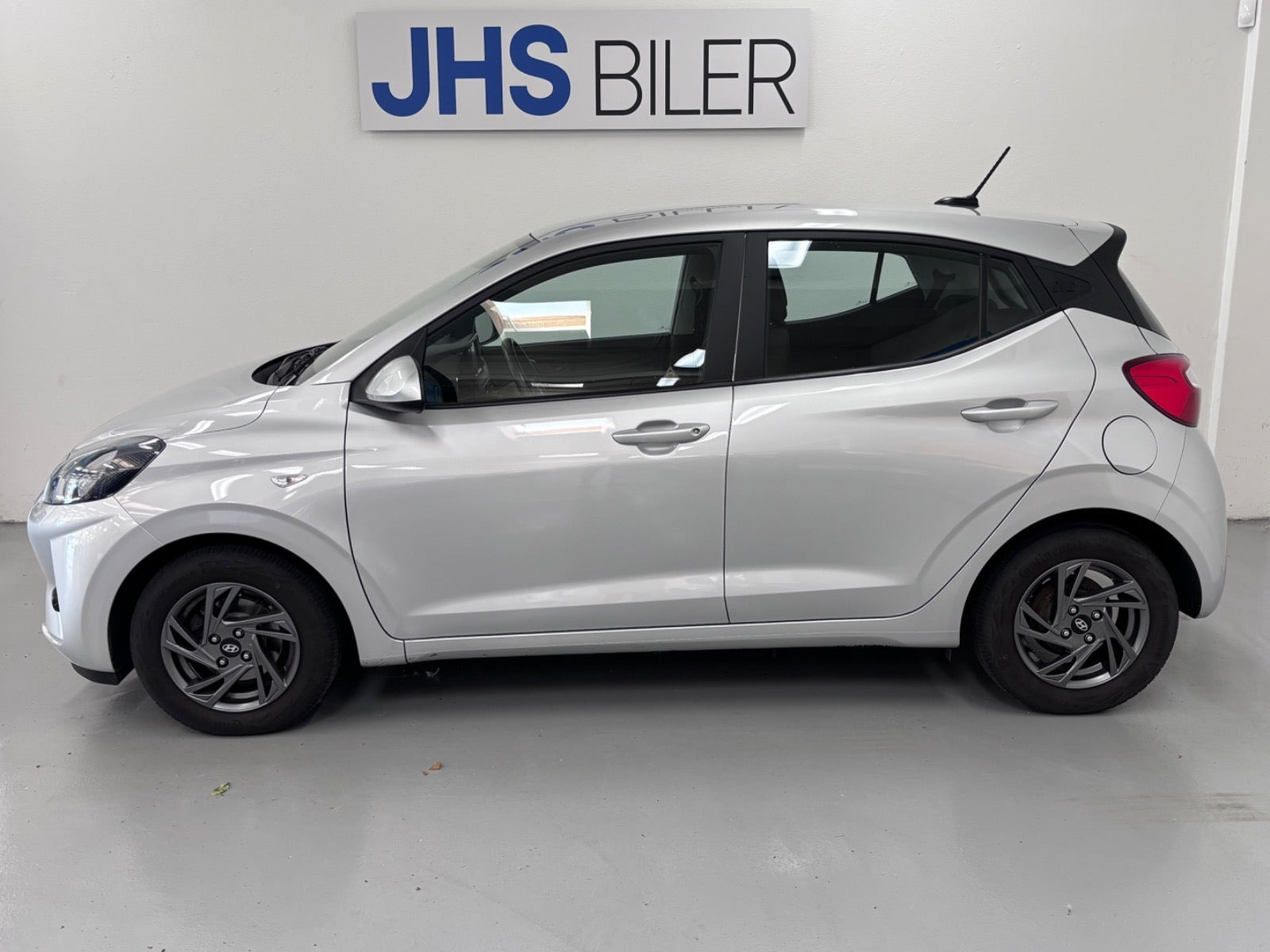 Sølv Hyundai i10 fra 2022