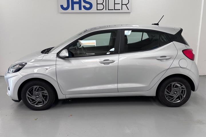 Sølv Hyundai i10 fra 2022