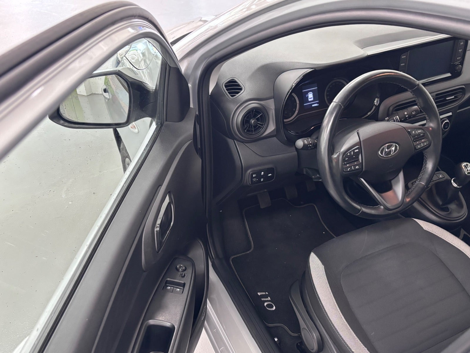Sølv Hyundai i10 fra 2022