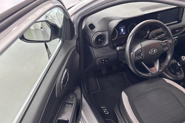 Sølv Hyundai i10 fra 2022