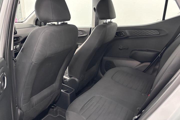 Sølv Hyundai i10 fra 2022