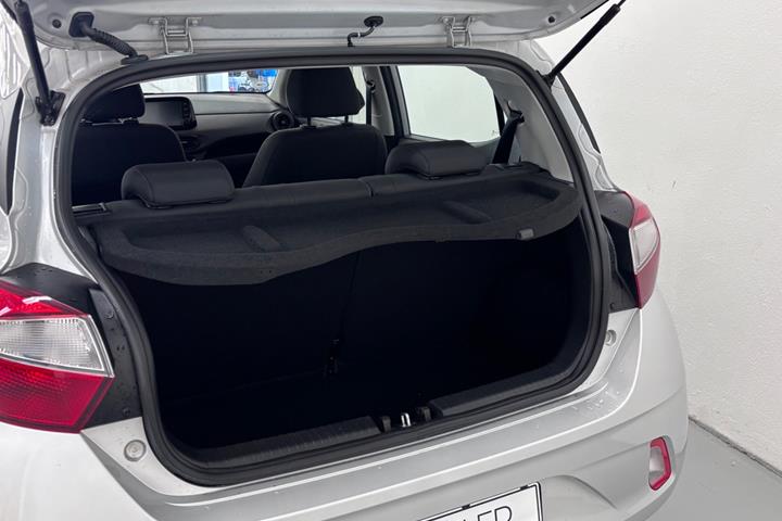 Sølv Hyundai i10 fra 2022