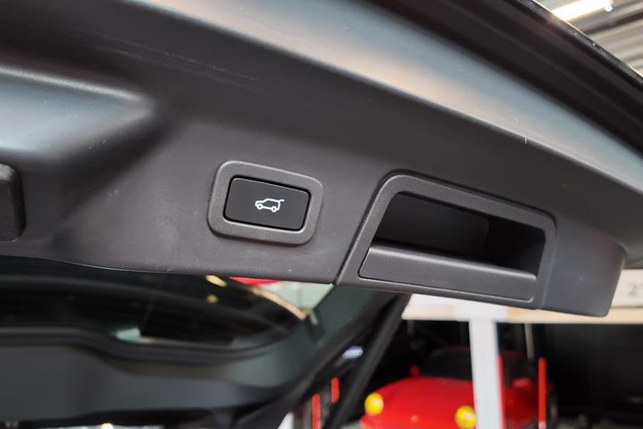 Sort Land Rover Range Rover Velar fra 2020