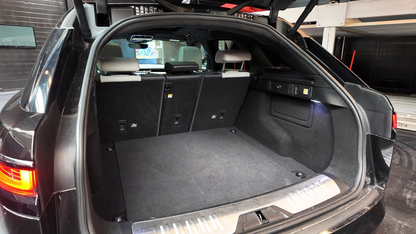 Sort Land Rover Range Rover Velar fra 2020