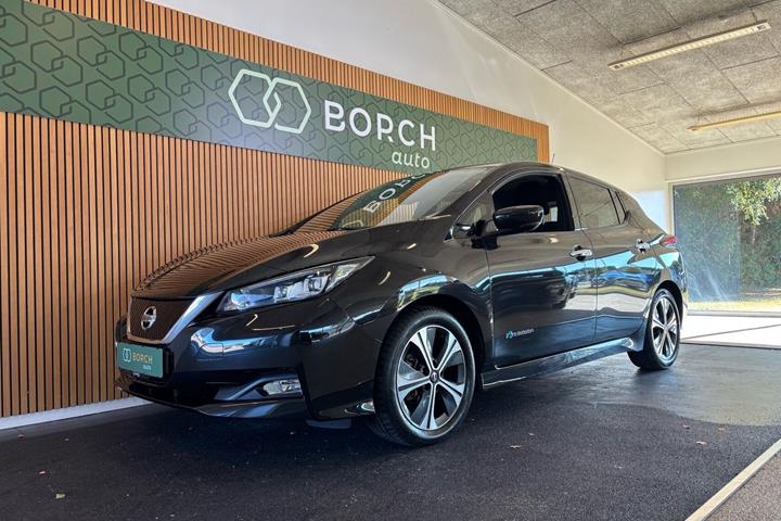 Sort Nissan Leaf fra 2018 set udefra