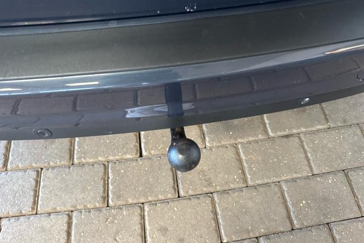 Grå Ford C-MAX fra 2014