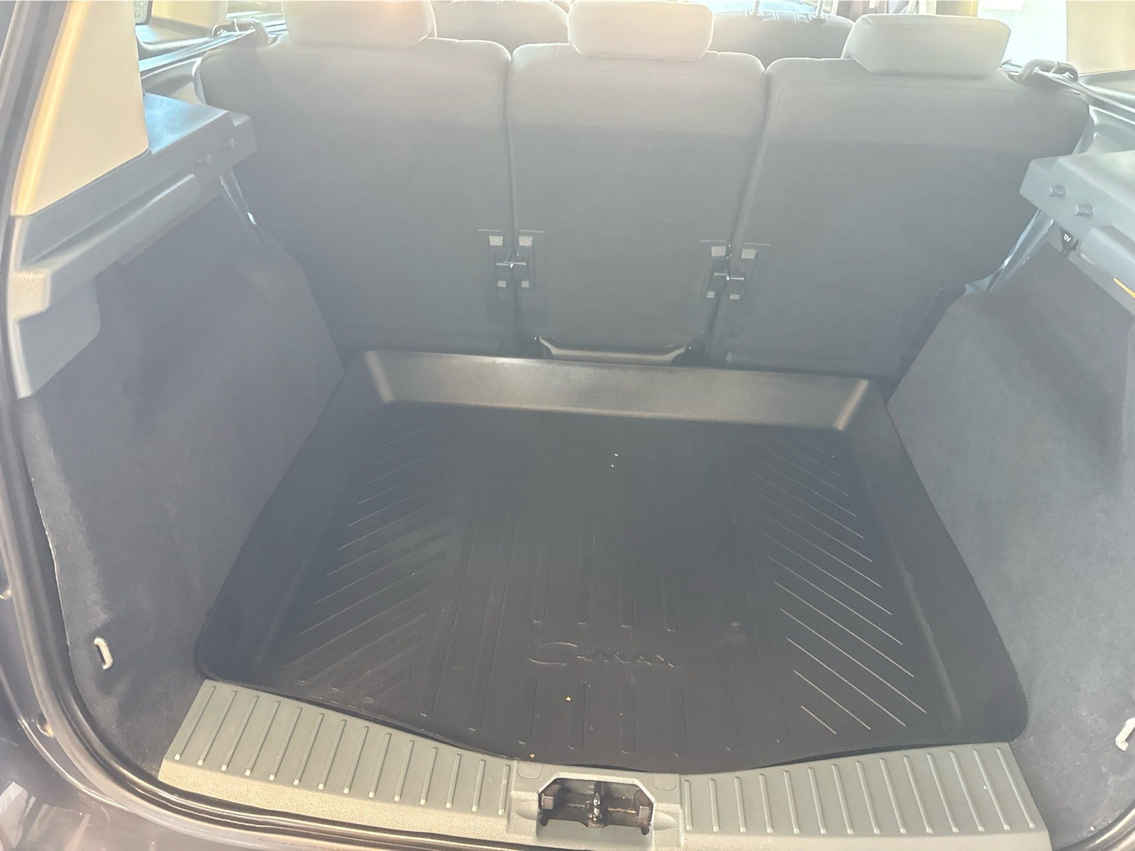 Grå Ford C-MAX fra 2014