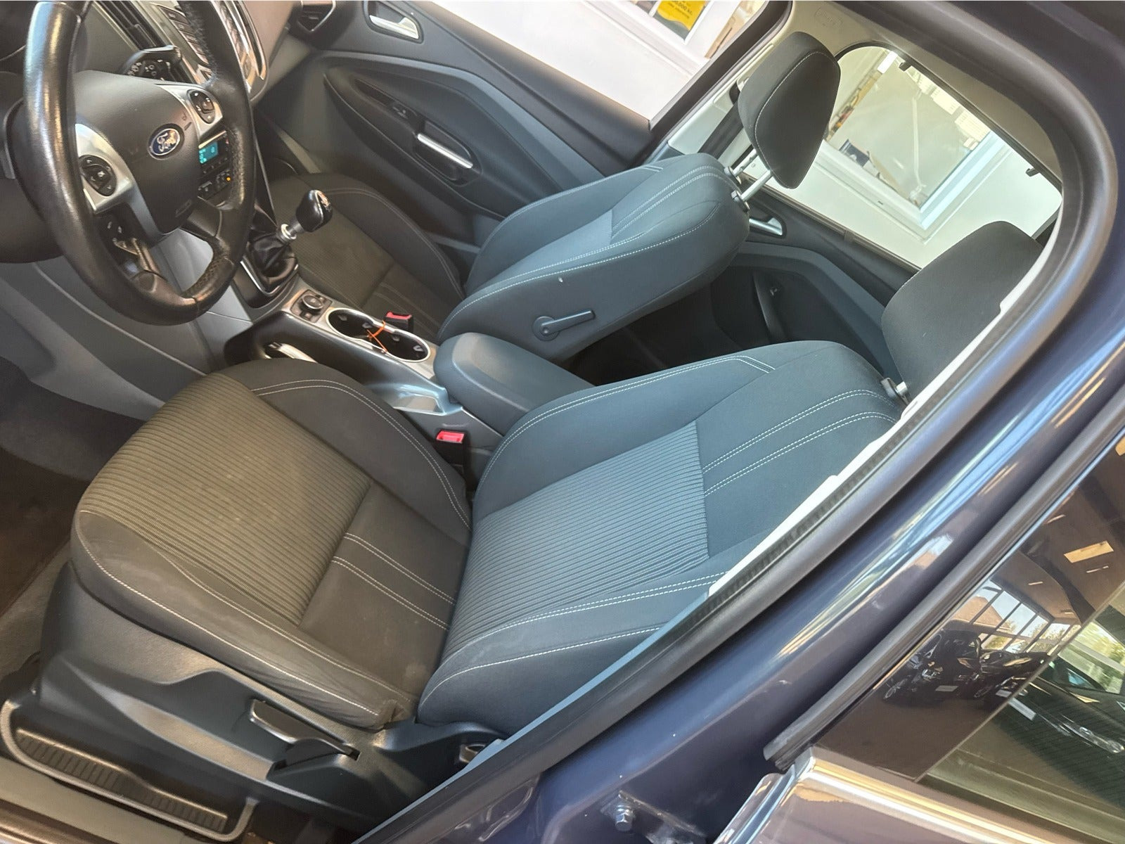 Grå Ford C-MAX fra 2014