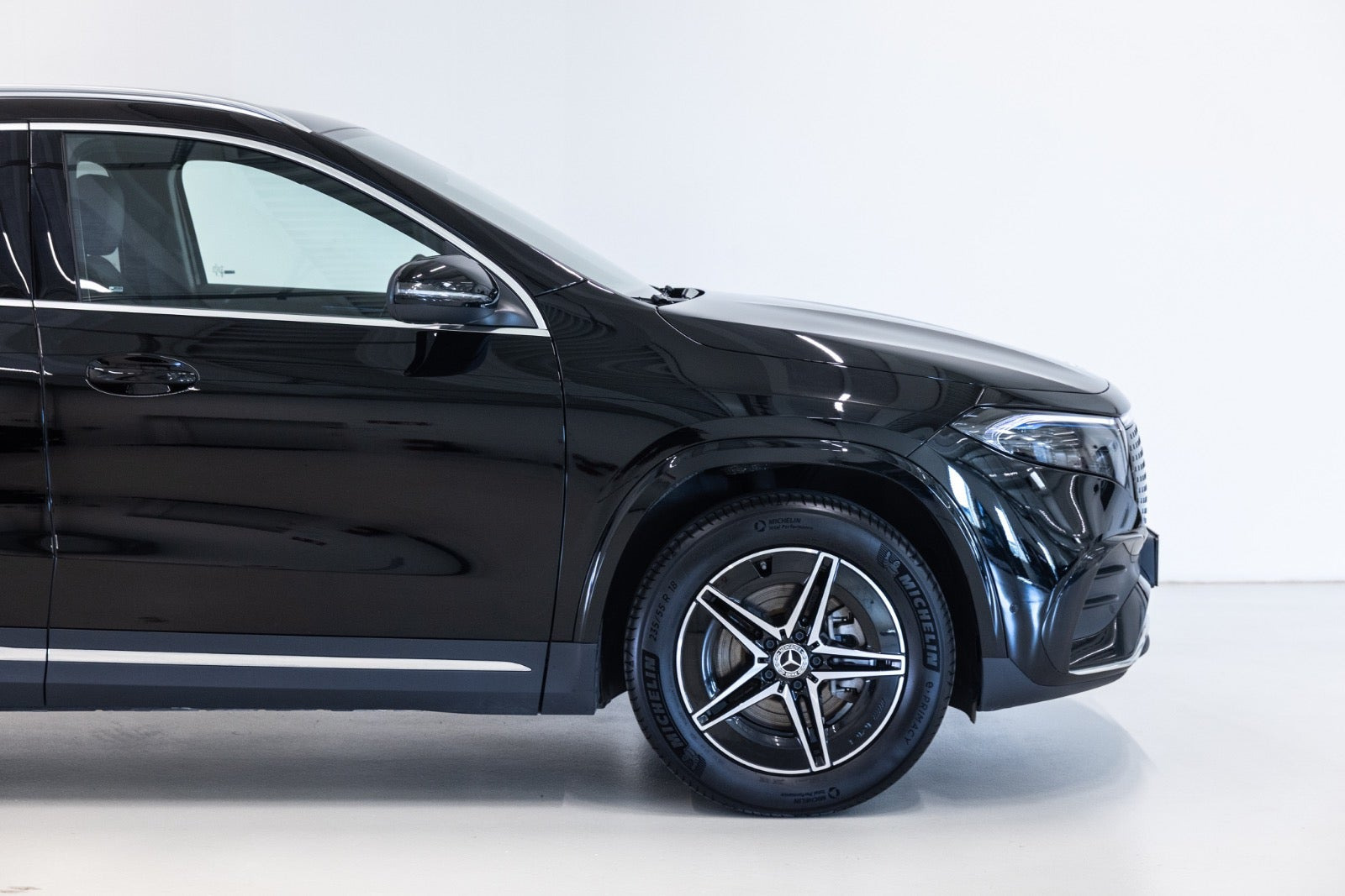 Sort Mercedes EQA350 fra 2024