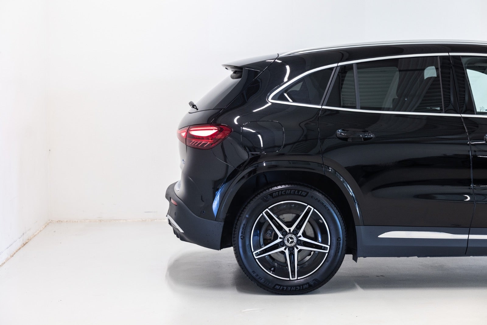 Sort Mercedes EQA350 fra 2024