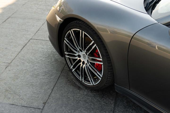 Grå Porsche 911 Carrera 4S fra 2015