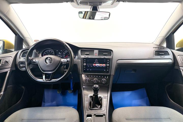 Gul VW Golf VII fra 2019