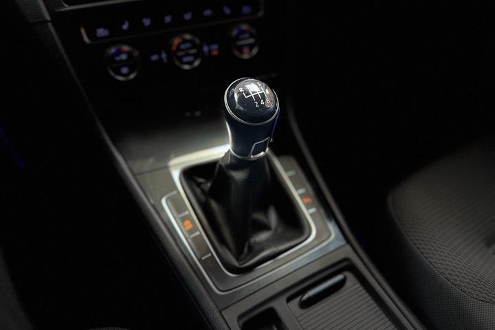 Gul VW Golf VII fra 2019