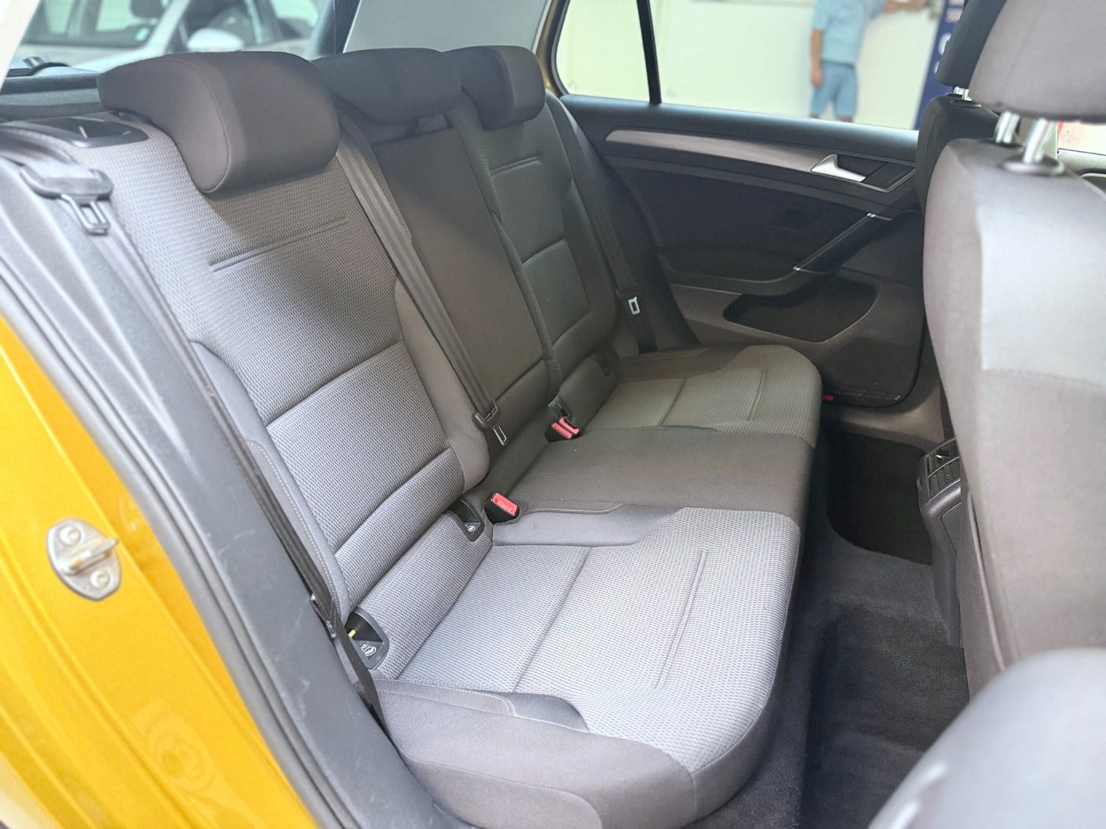 Gul VW Golf VII fra 2019