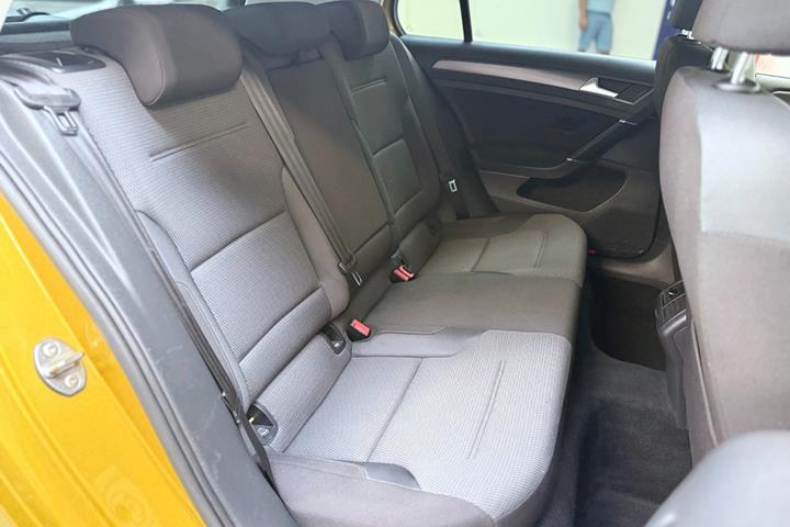 Gul VW Golf VII fra 2019