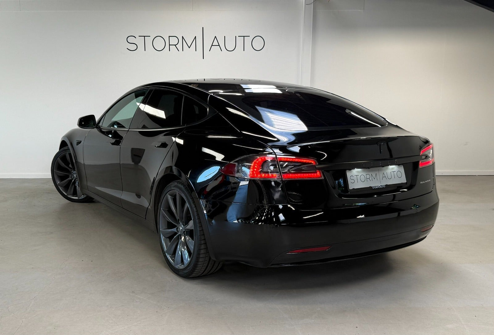 Sort Tesla Model S fra 2020