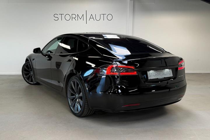 Sort Tesla Model S fra 2020