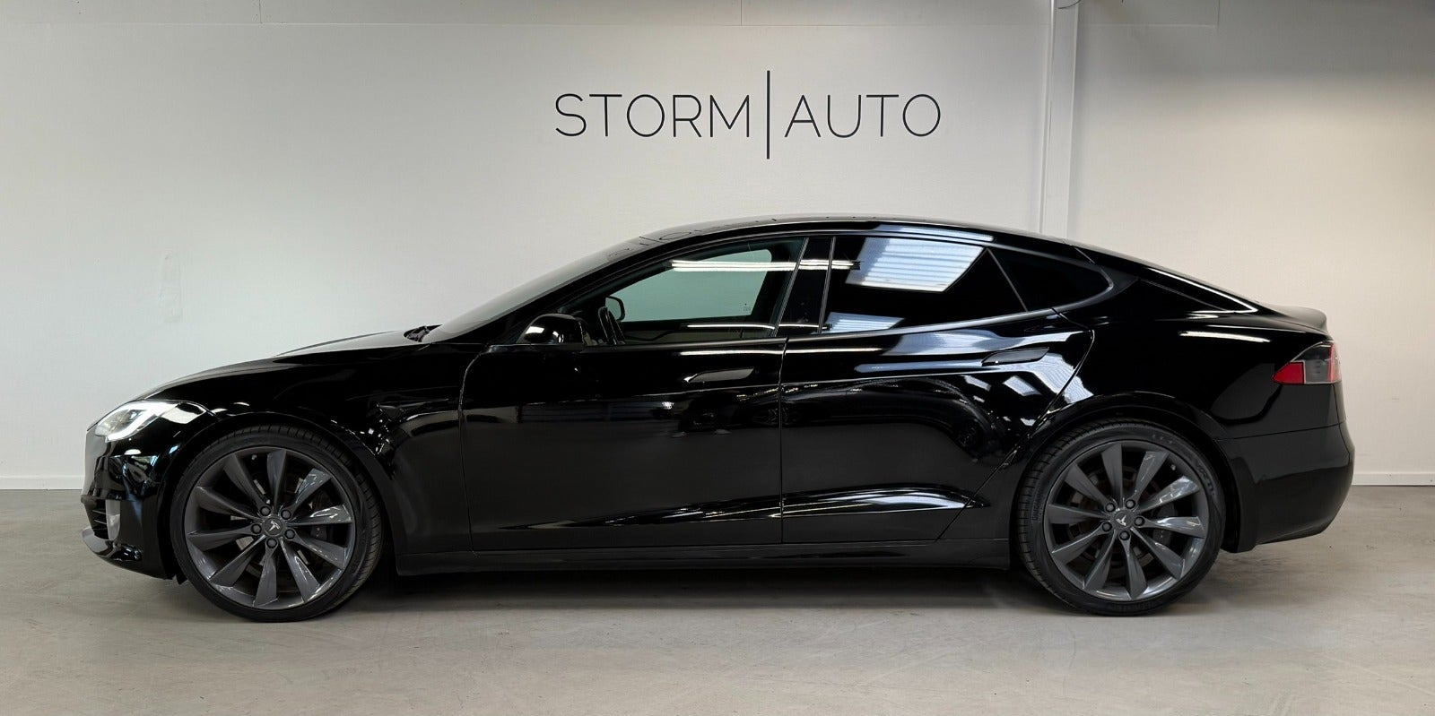 Sort Tesla Model S fra 2020