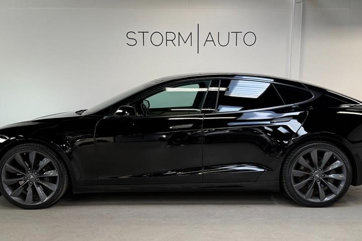 Sort Tesla Model S fra 2020